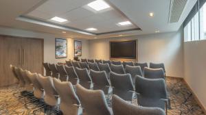 Maldron Hotel Brighton City Centre的电视和/或娱乐中心