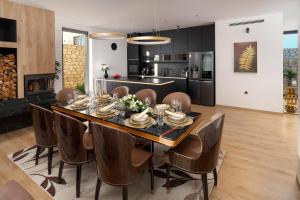 a dining room with a table and chairs at Villa Liliana Vodice in Vodice