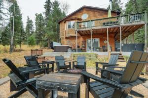 une cabine avec des chaises et une table devant dans l'établissement Pinetop Cabin Hot Tub BBQ Arcade Scenic Escape, à Florissant