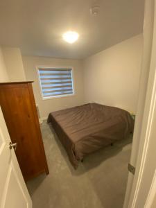 En eller flere senge i et værelse på Carp Townhome + 4 billeder