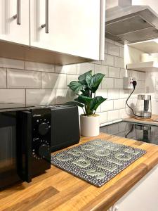 eine Mikrowelle auf der Theke in einer Küche in der Unterkunft Spacious 3-Bedroom Family Home in Ince in Ince-in-Makerfield