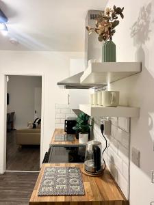 eine Küche mit einer Theke mit einer Kaffeemaschine darauf in der Unterkunft Spacious 3-Bedroom Family Home in Ince in Ince-in-Makerfield + 15 Fotos