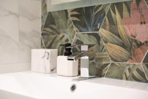 baño con lavabo y grifo en Unique 2 Bedroom Flat in Bicester, en Bicester