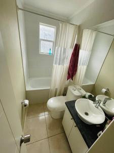 Bilik mandi di Arriendo habitación diaria doble