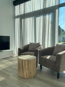 Happynest في زنغست: غرفة معيشة مع أريكتين وطاولة قهوة