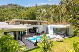 una imagen de una casa con piscina en Villa Erika Garden view - Included Airport pick up, en Nathon Bay