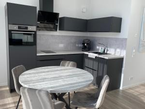 Happynest في زنغست: مطبخ مع طاولة وكراسي في الغرفة