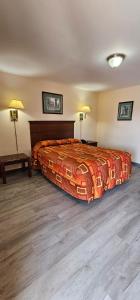una camera da letto con un letto grande in una stanza di Mount Laurel Motel a Hazleton