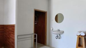 Koupelna v ubytování M E N T A R I hostel