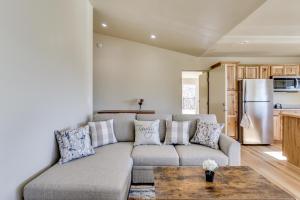 una sala de estar con un sofá y una mesa en Comfy Oakhurst Duplex Near Hiking and Sightseeing!, en Oakhurst