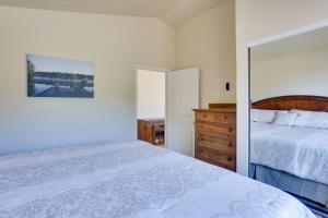 1 dormitorio blanco con 1 cama y vestidor en Comfy Oakhurst Duplex Near Hiking and Sightseeing!, en Oakhurst
