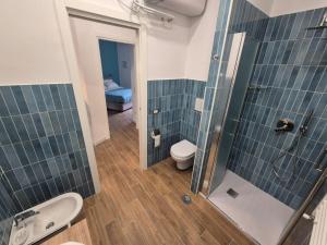 un bagno con doccia, WC e lavandino di La Gioia Napoli a Napoli Altre 55 foto