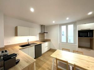 Kuchyň nebo kuchyňský kout v ubytování Appartement Moderne et Spacieux, à 10 min de la Gare