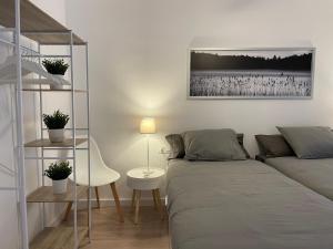 a bedroom with a bed and a desk with a lamp at 15 min en metro a Sagrada Familia in Sant Adria de Besos