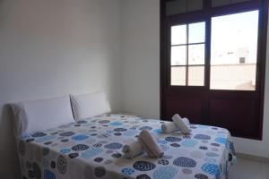 Un dormitorio con una cama con dos toallas encima. en Holiday House La Noria, en San Sebastián de la Gomera