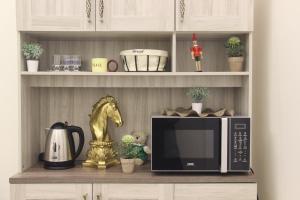 リヤドにあるرايا 03 raya القماريの棚の上に馬が乗った電子レンジ