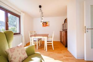 a kitchen and dining room with a table and chairs at Charmante Wohnung -Altes Kino- 2SZ-2Bad-Terrasse-Netflix in Baden-Baden