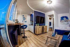 Una televisión o centro de entretenimiento en Apartament Panorama Bolesławca-klimatyzacja