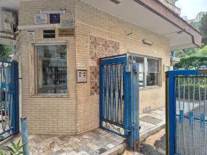 Un edificio con un cancello blu davanti di La Gioia Napoli a Napoli