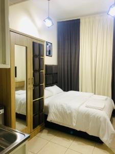 Postel nebo postele na pokoji v ubytování Landtech Vacation Homes - Baniyas Square