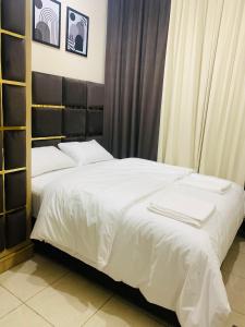 Postel nebo postele na pokoji v ubytování Landtech Vacation Homes - Baniyas Square
