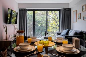 a living room with a table with glasses of orange juice at Capitalia Hipodromo Condesa in Mexico City