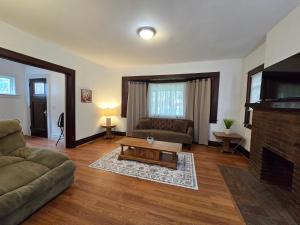 Posezení v ubytování Private rooms in Rochester home- Near Hospitals and Universities