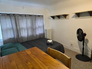 Posezení v ubytování Private rooms in Rochester home- Near Hospitals and Universities