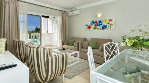 a living room with a couch and chairs and a table at Ona Club Bena Vista in Estepona