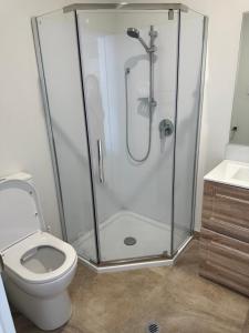Koupelna v ubytování Otahuhu shopping centre apartment 8A + 7 fotografií