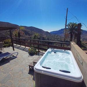 einen Whirlpool auf einer Terrasse mit Bergblick in der Unterkunft Country House Lomito De Taidia in Risco Blanco