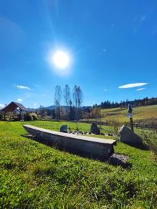 una barca in un campo con il sole nel cielo di Leśna Przystań - Domki całoroczne a Grywałd