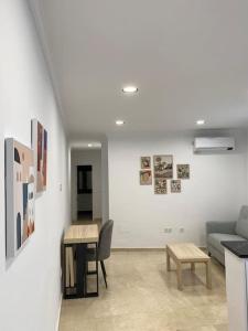una sala de estar con un sofá y una mesa en Edifico Mañez Primero- Nuevo, 10 minutos Gibraltar, en La Línea de la Concepción