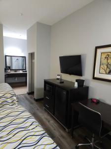 TV a/nebo společenská místnost v ubytování Executive Inn and Suites Tyler