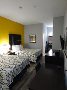 Postel nebo postele na pokoji v ubytování Executive Inn and Suites Tyler