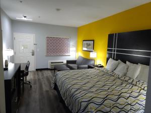 Postel nebo postele na pokoji v ubytování Executive Inn and Suites Tyler