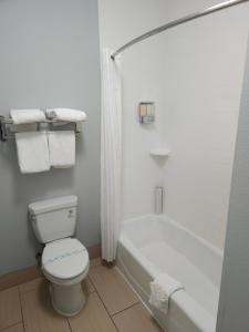 Koupelna v ubytování Executive Inn and Suites Tyler