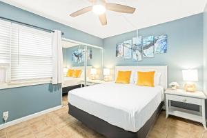 基黑Charming Tropical Kihei Gardens 2-Bed Suite - New的卧室里有一张白色的床和一面蓝色的墙 更多28张照片