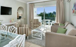 a living room with a couch and chairs and a table at Ona Club Bena Vista in Estepona