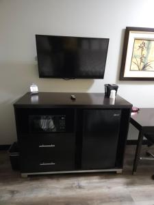 TV a/nebo společenská místnost v ubytování Executive Inn and Suites Tyler