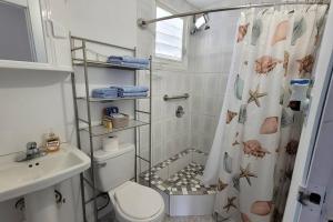 Ένα μπάνιο στο Container 1 with pool, free wifi fully equiped