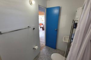 Ένα μπάνιο στο Container 1 with pool, free wifi fully equiped