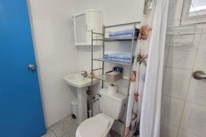 Ένα μπάνιο στο Container 1 with pool, free wifi fully equiped