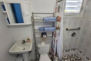 Ένα μπάνιο στο Container 1 with pool, free wifi fully equiped