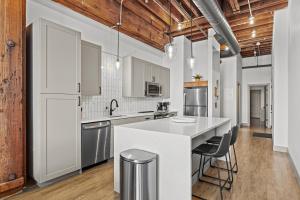 Una cocina con gabinetes blancos y una encimera blanca. en 1BR Riverfront Loft-Parking-G208, en Saint Louis
