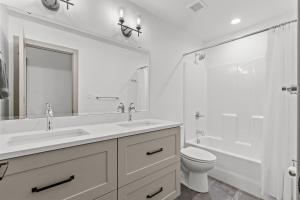 Un baño blanco con lavabo e inodoro. en 1BR Riverfront Loft-Parking-G208, en Saint Louis