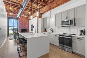 Una cocina con gabinetes blancos y encimera. en 1BR Riverfront Loft-Parking-G208, en Saint Louis 6 fotos más
