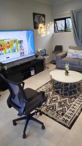 TV i/ili multimedijalni sistem u objektu Baraka's Nest Standard Sleeper Couch