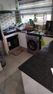 Kuhinja ili čajna kuhinja u objektu Baraka's Nest Standard Sleeper Couch