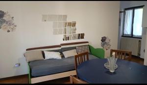 a living room with a couch and a table at Appartamento piario in Nasolino